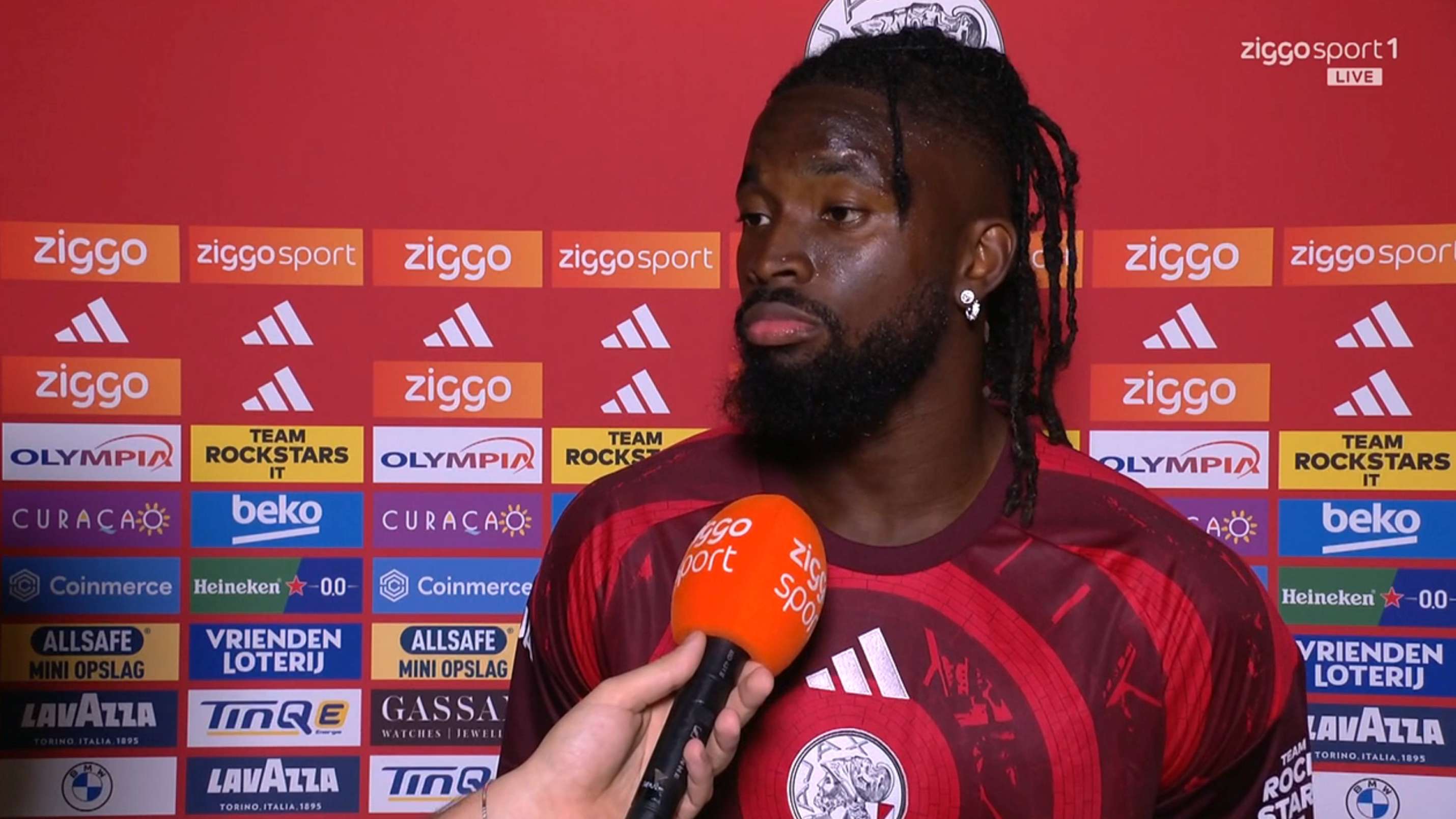 Tolu puts Sam van Royen in his place; Van der Vaart cracks up  
