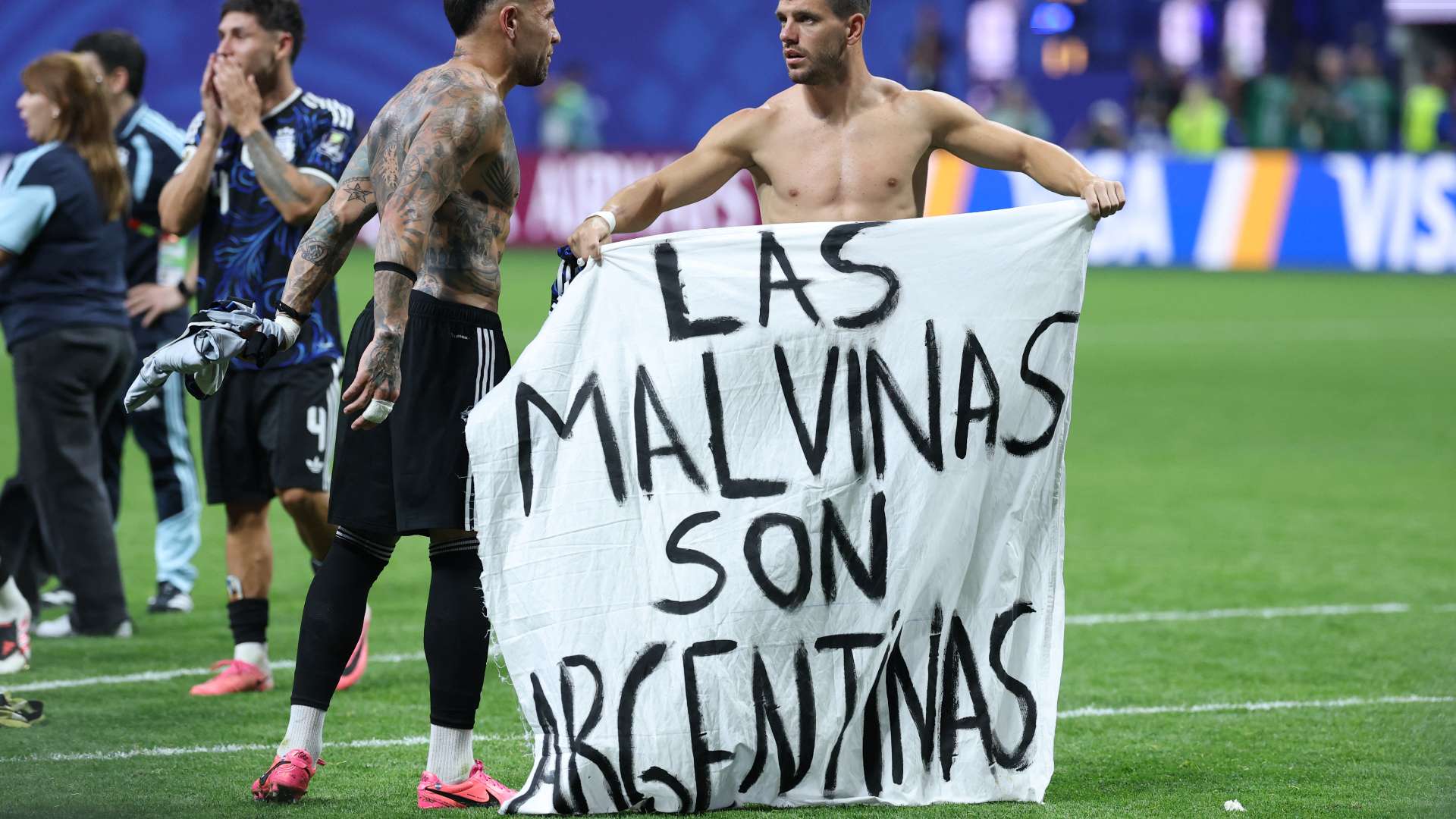 The Argentine president attacks the Tango players: "Maradona's goal did not return the islands to us"  