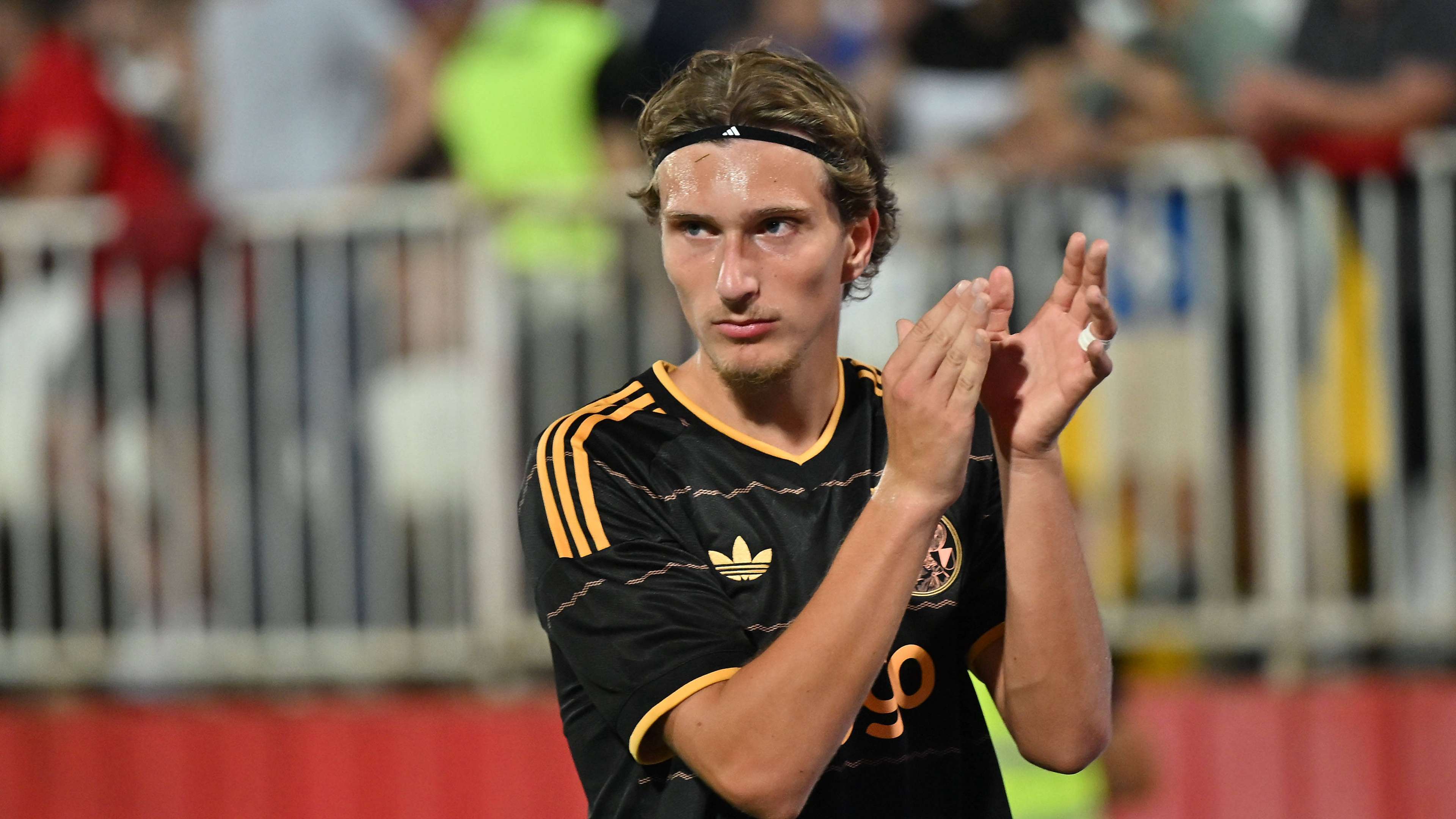 Míchel simply starts Godts for Ajax; almost all the new signings on the bench  