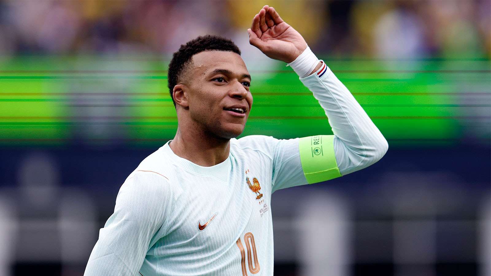 Photo: Mbappé turns into a clothes rack for his girlfriend  