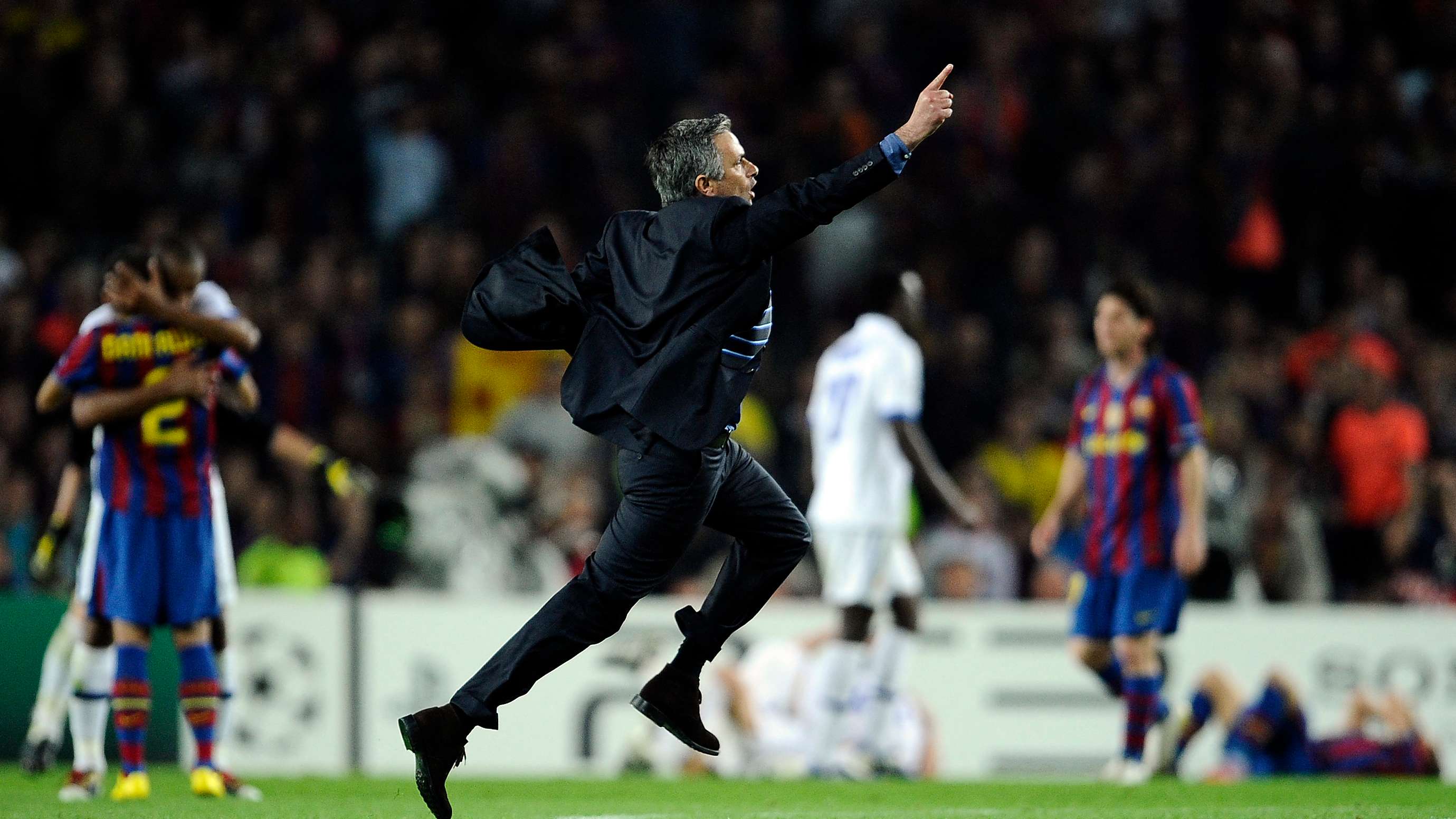 Journalist with curious gift for Mourinho - what is behind it?  