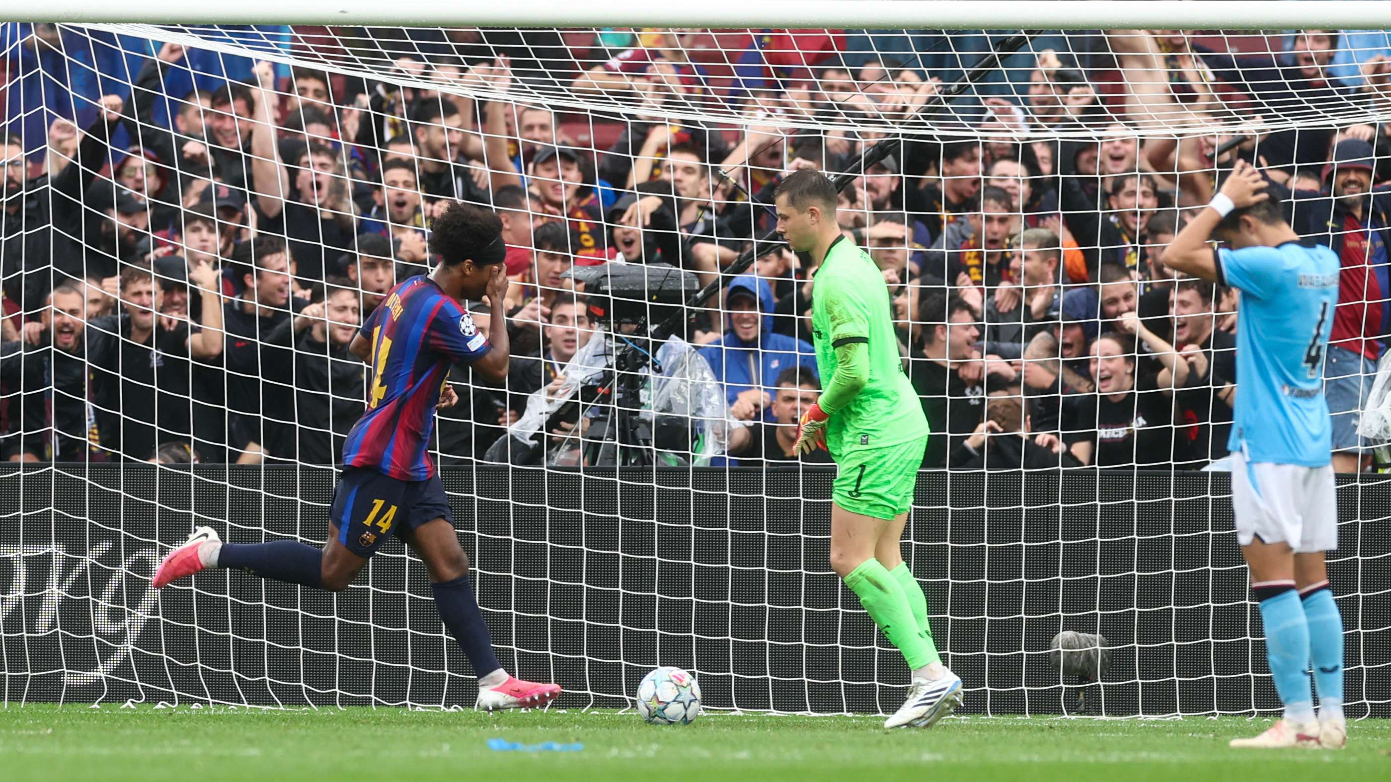 On video: Ademi surpasses Ballack with a work of art for Barcelona  