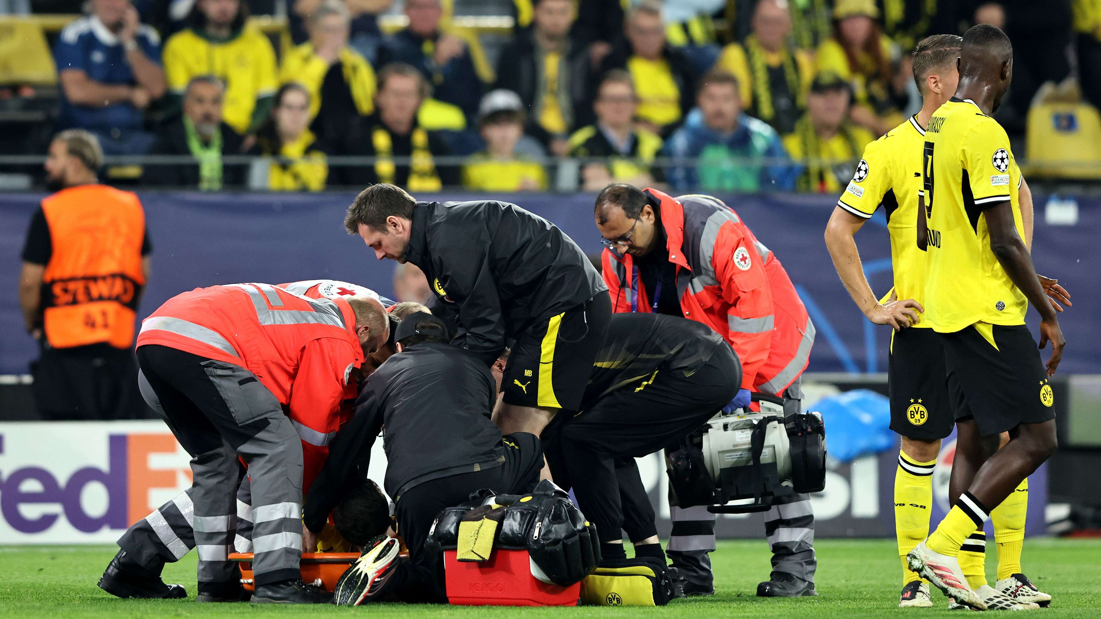 Karetsas carried off on a stretcher! Borussia Dortmund shock in the Champions League  
