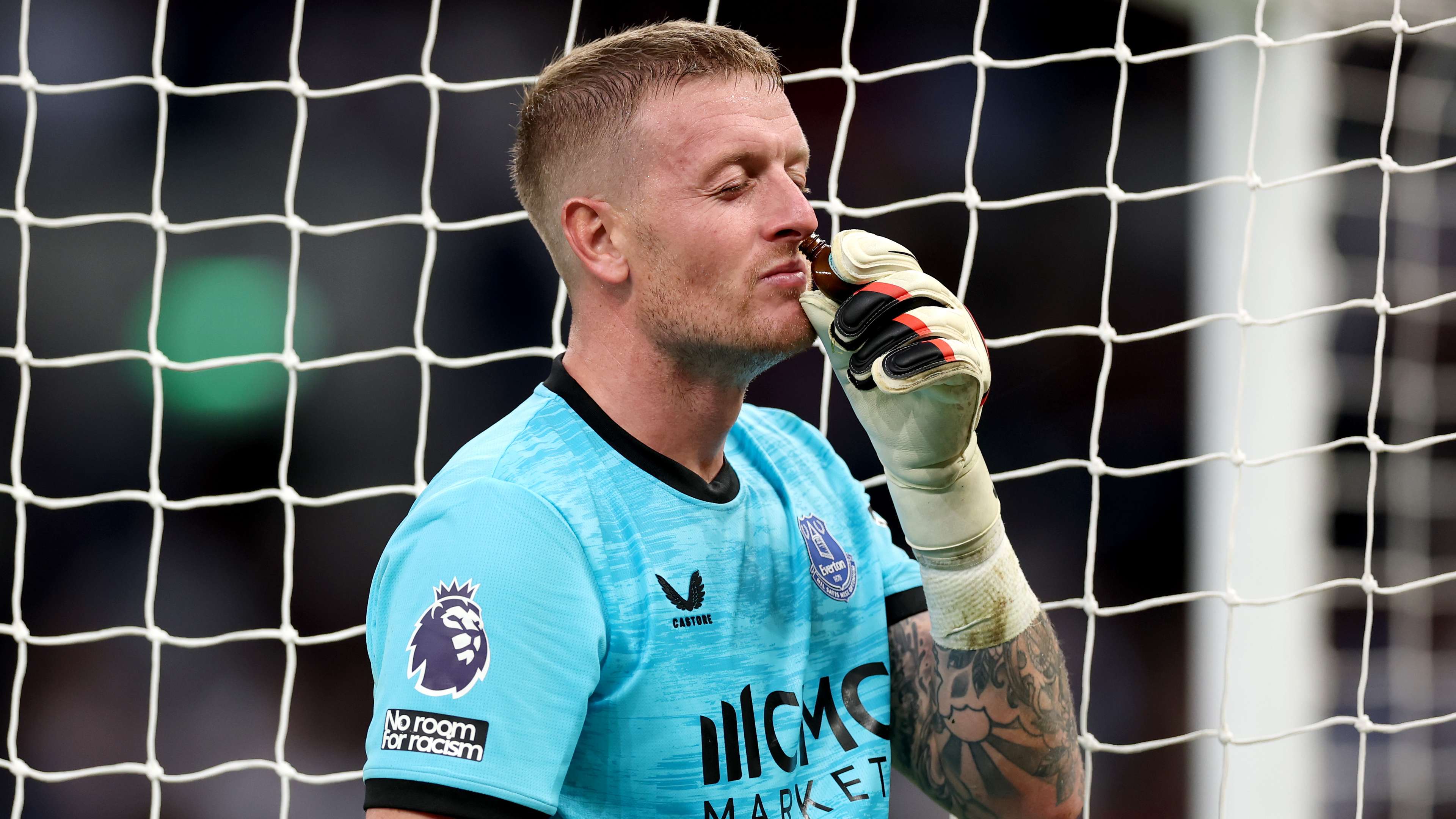 Pickford joins Premier League 100 club for Everton  