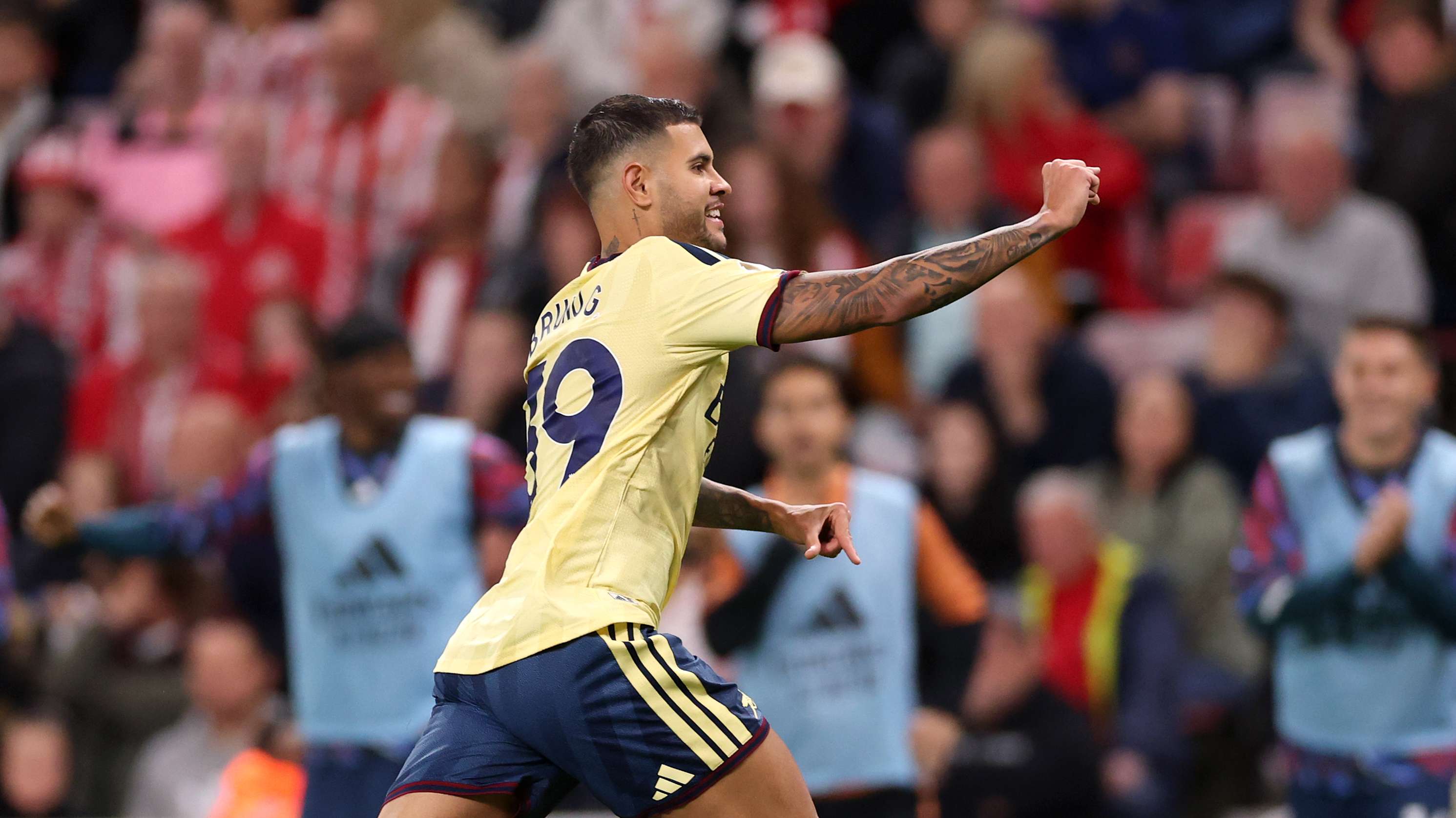 In the video: Arsenal return with a win and top spot from Sunderland's ground  