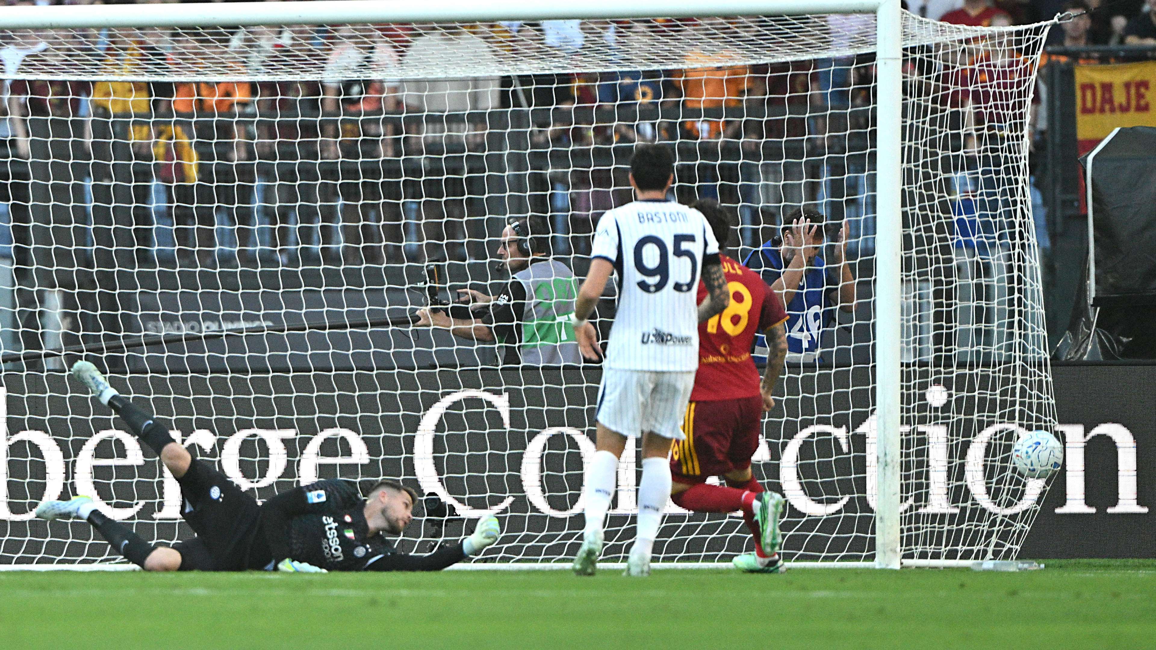 Roma-Inter, the VAR verdict: Kone’s goal stands after a VAR check. Lautaro and Thuram appeal for a penalty  