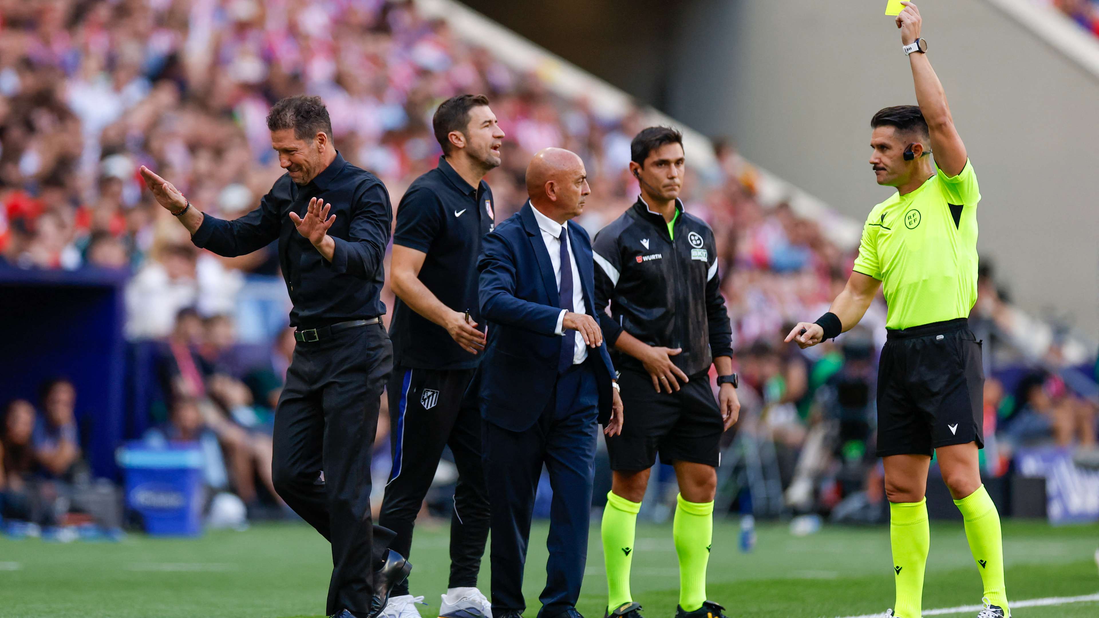A fiery start to the Madrid derby: the referee books Simeone  