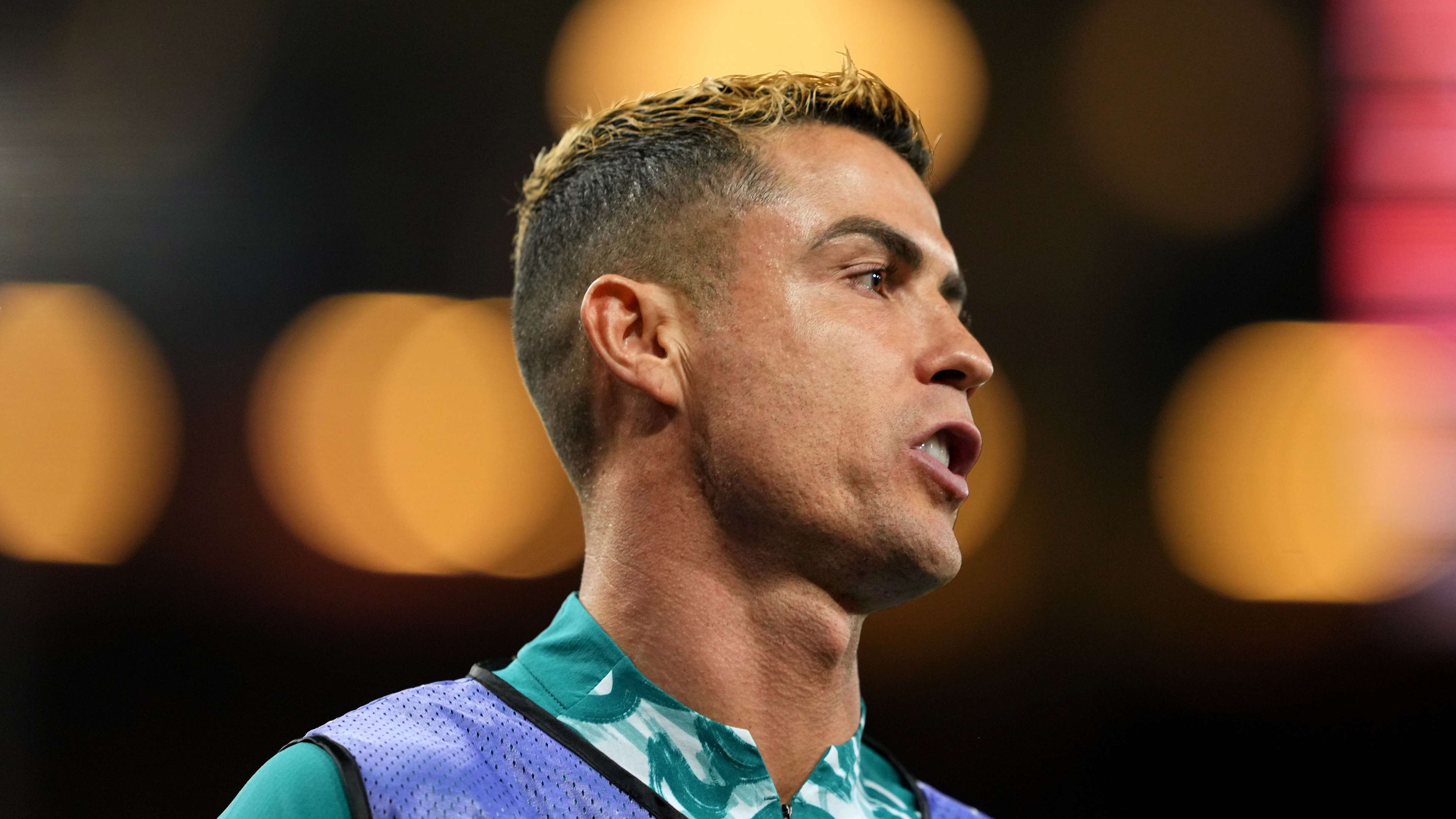 Frustration over not being brought on? CR7 refuses to go over to the fans  