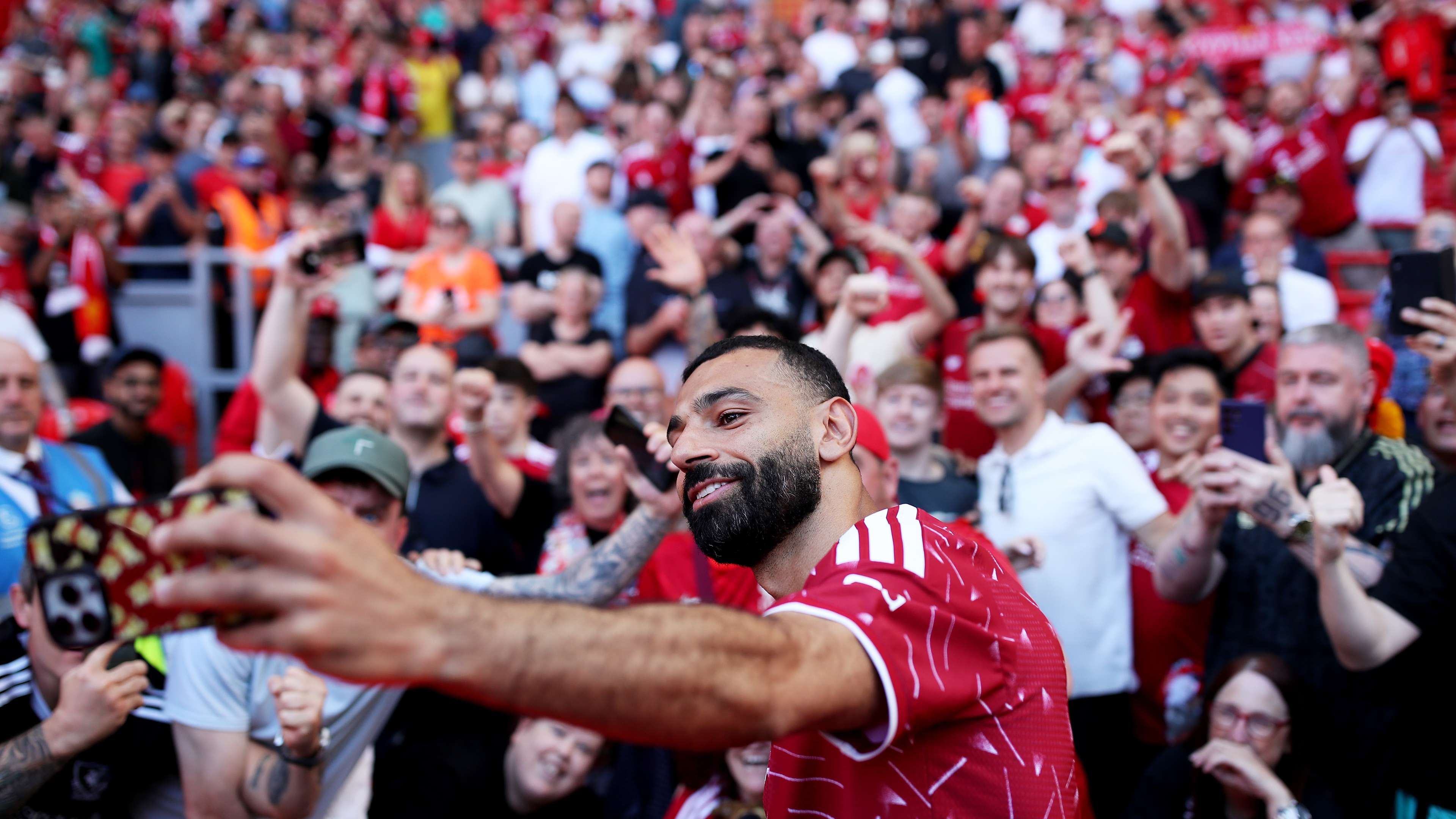 Liverpool hit by a crazy release clause in bid to snatch Salah's replacement: Anfield awaits the flying Brazilian  