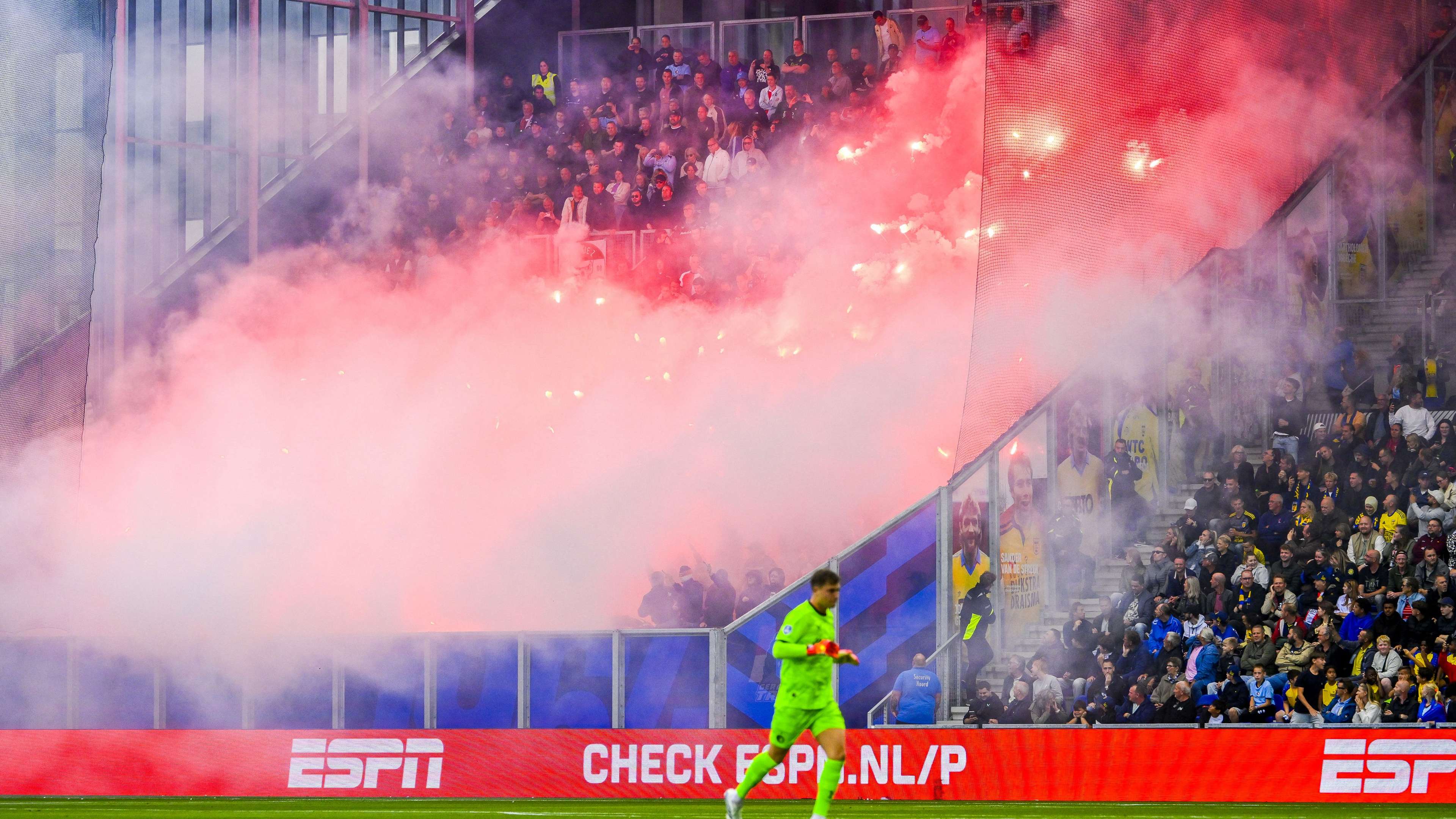 Feyenoord receive very lenient punishment for fireworks-related violence in Leeuwarden  