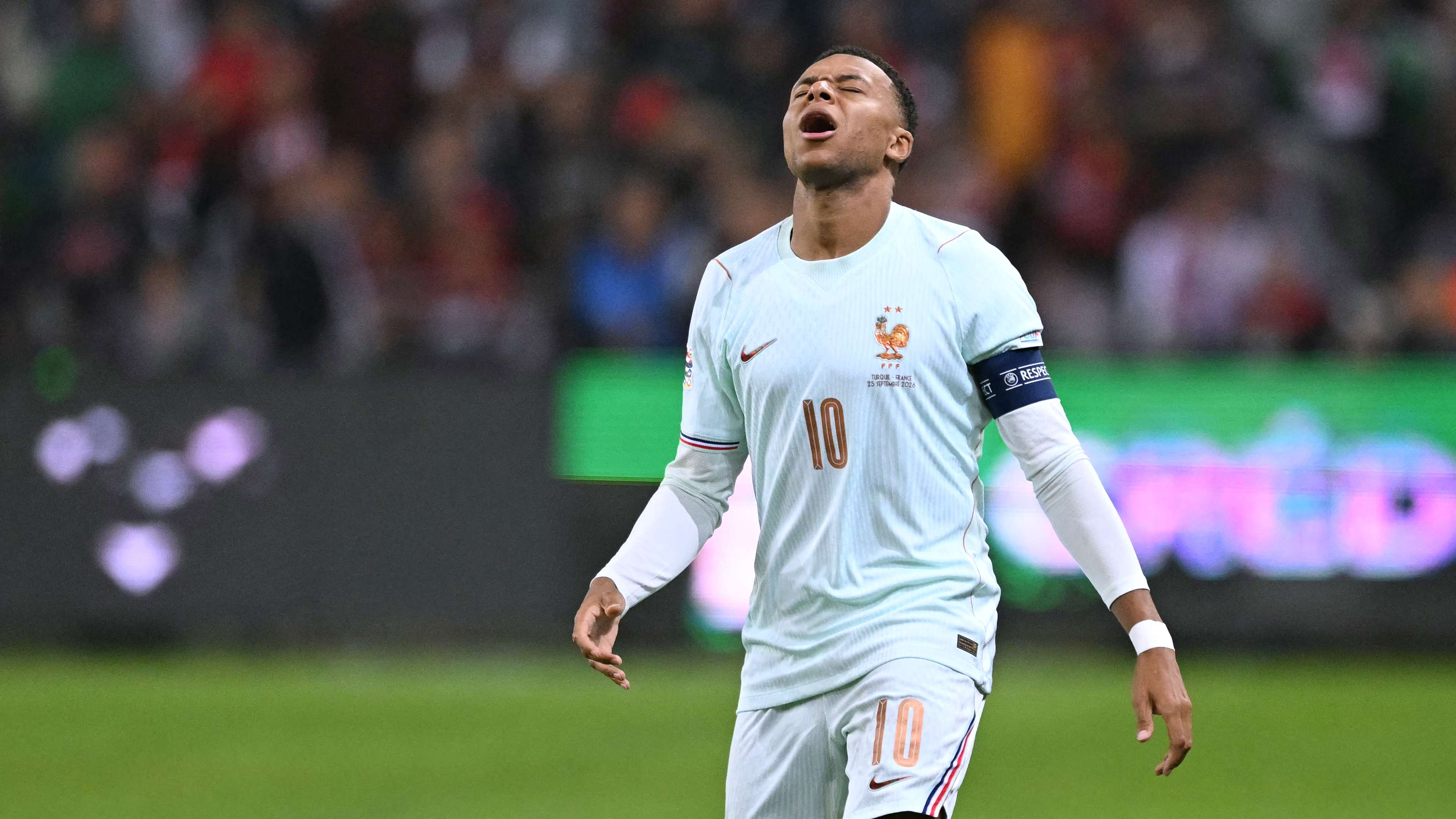 Video: did he fake the injury? Mbappe falls under suspicion with a surprise appearance alongside his girlfriend  