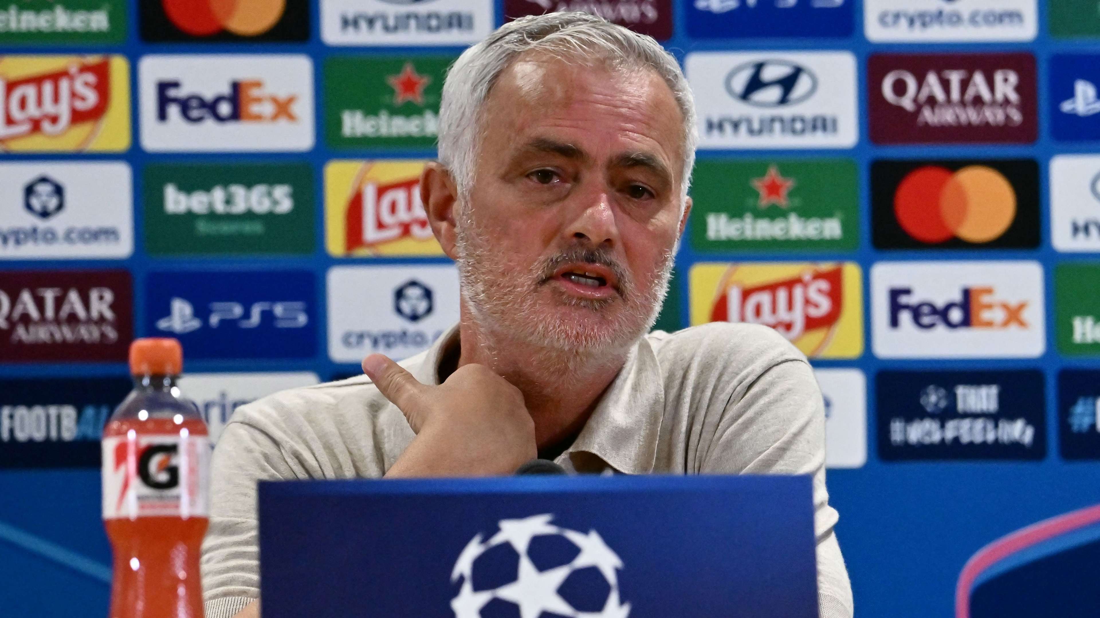 Mourinho avoids ref row ahead of Roma return  
