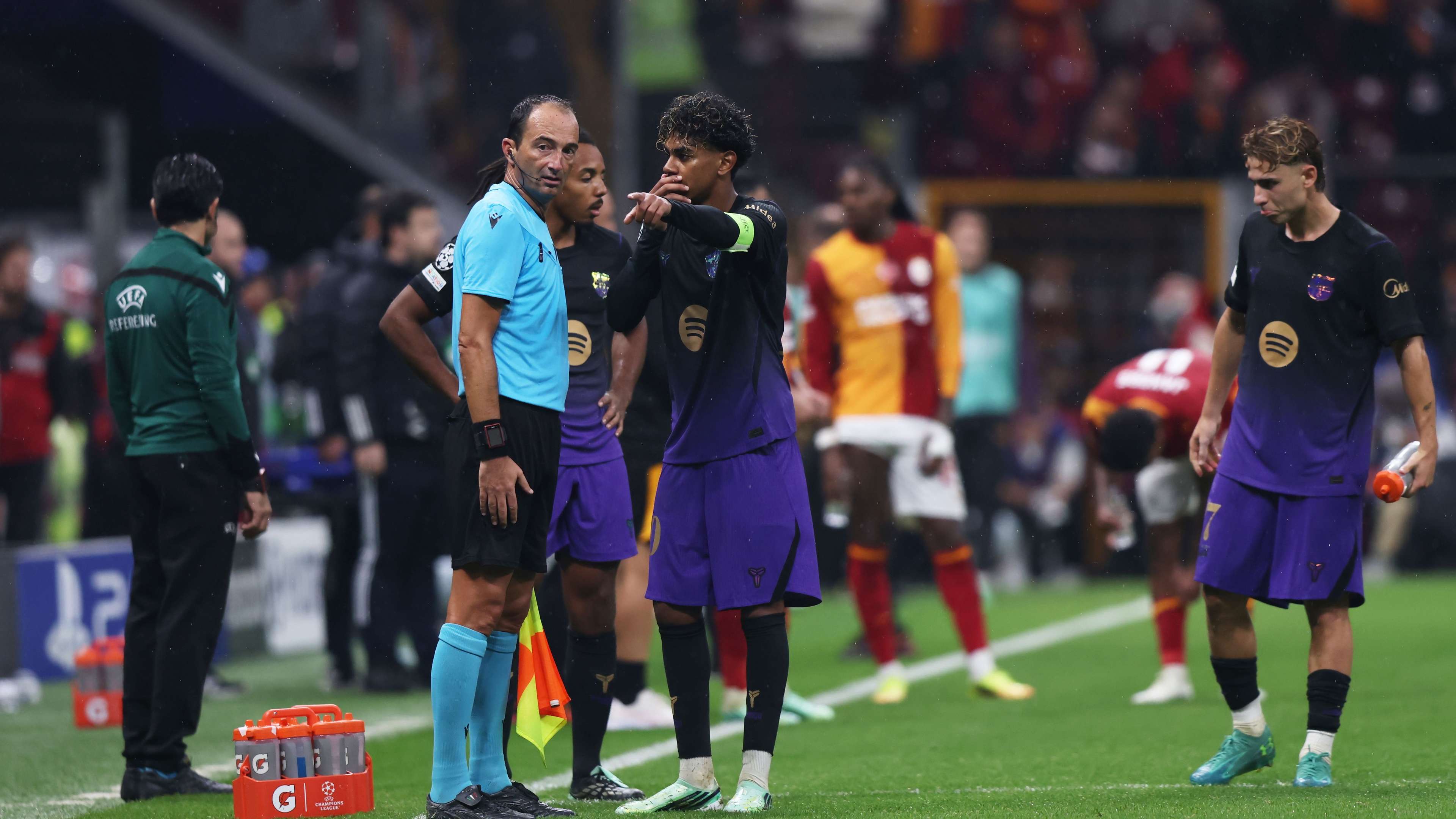 Despite Real Madrid's advantage: Barcelona have not left the race for United's gem  