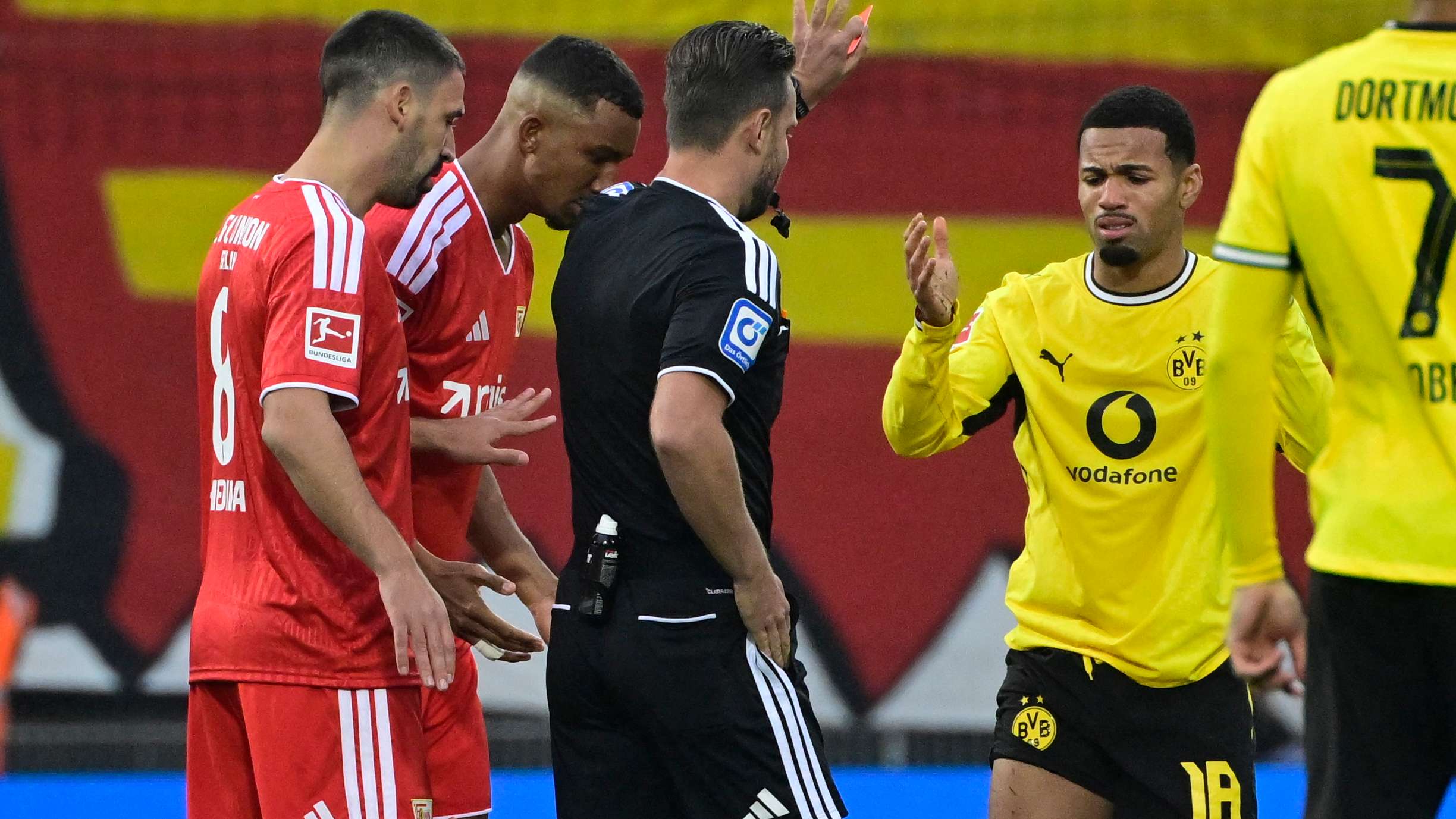 Red card after 18 seconds! Referee shocks Borussia Dortmund star and Kovac  