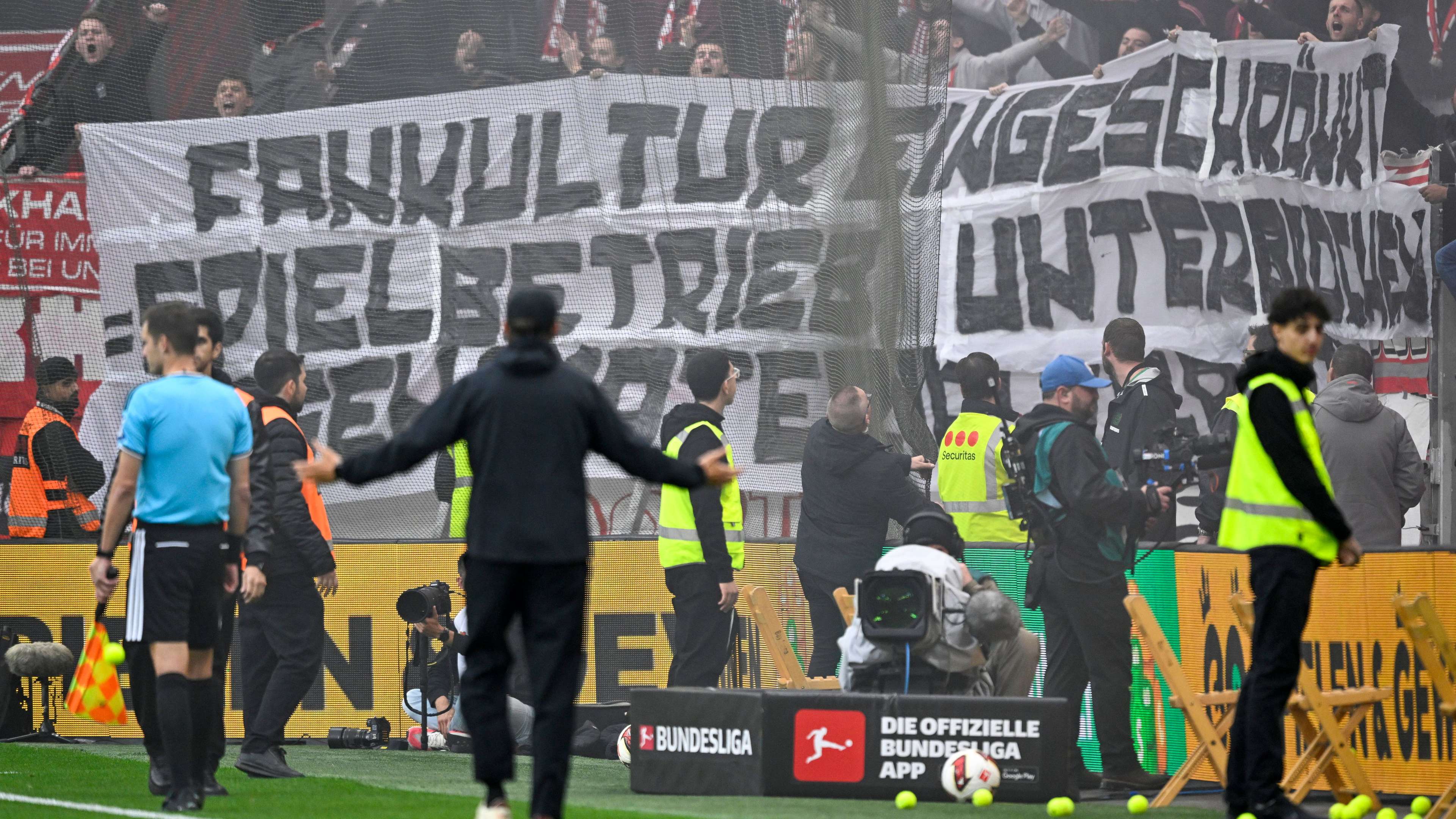 Tennis balls against Leverkusen: SCF fans cause a stoppage  