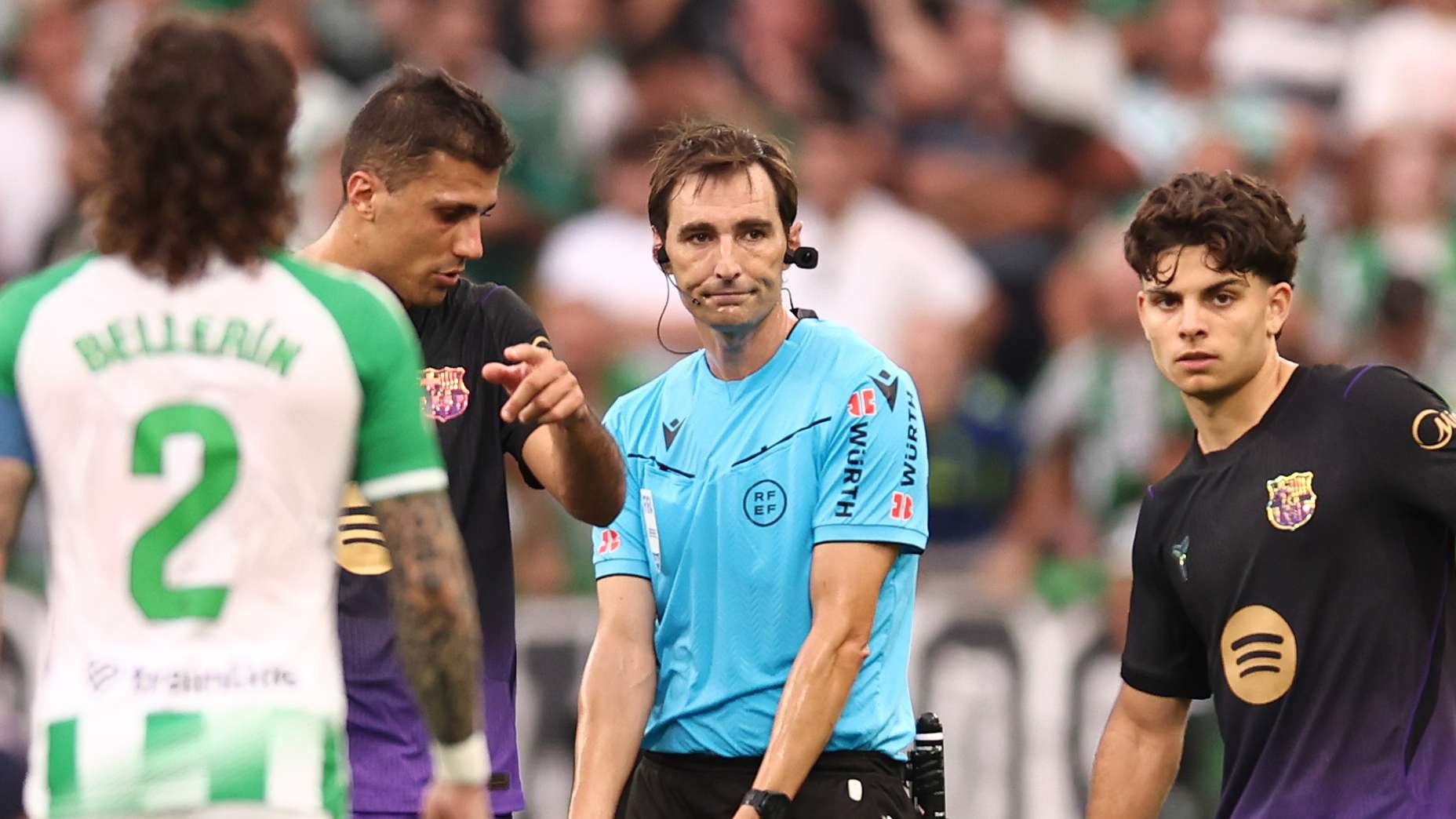 "His style is unique and a source of reassurance": Catalan article praises referee of Barcelona v Betis match  