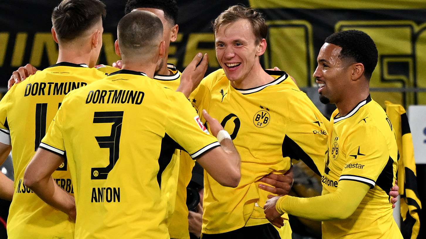 Beier receives a very special bonus after the winning goal  