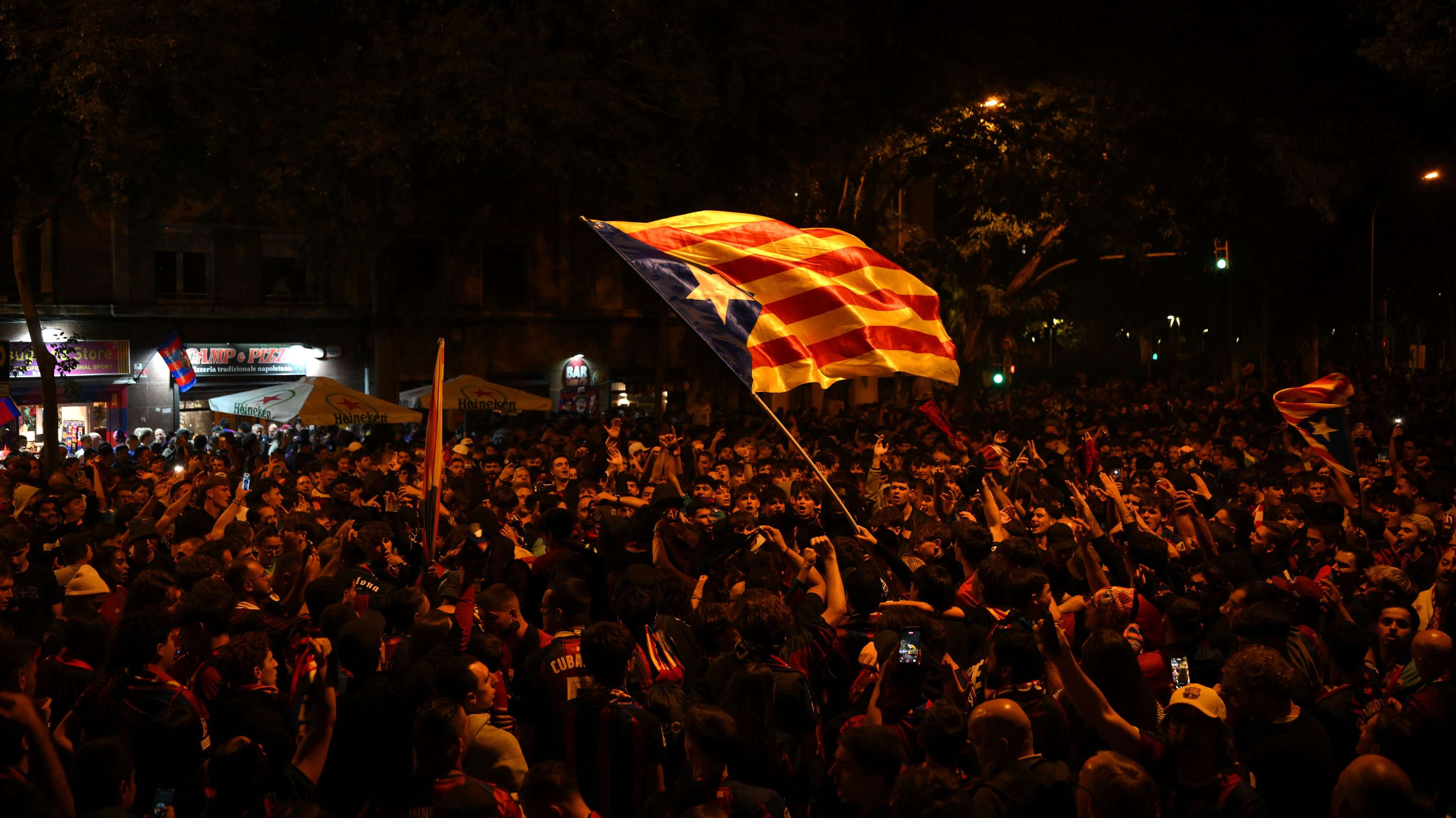 Real Madrid and Barcelona on their way to the Camp Nou: the countdown to the Clasico has begun!  
