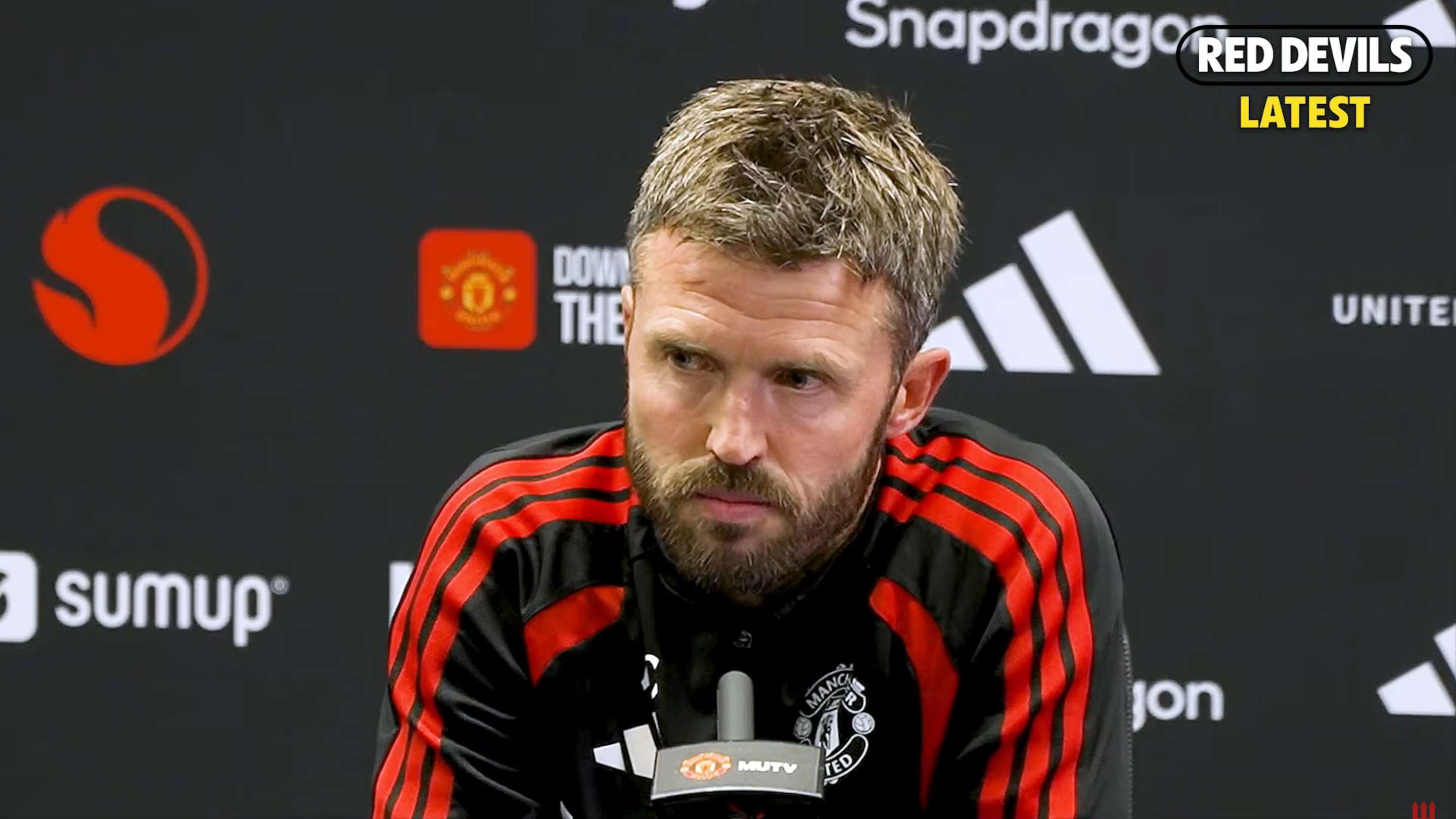 Carrick suddenly does something very unusual at emotional Man United press conference  