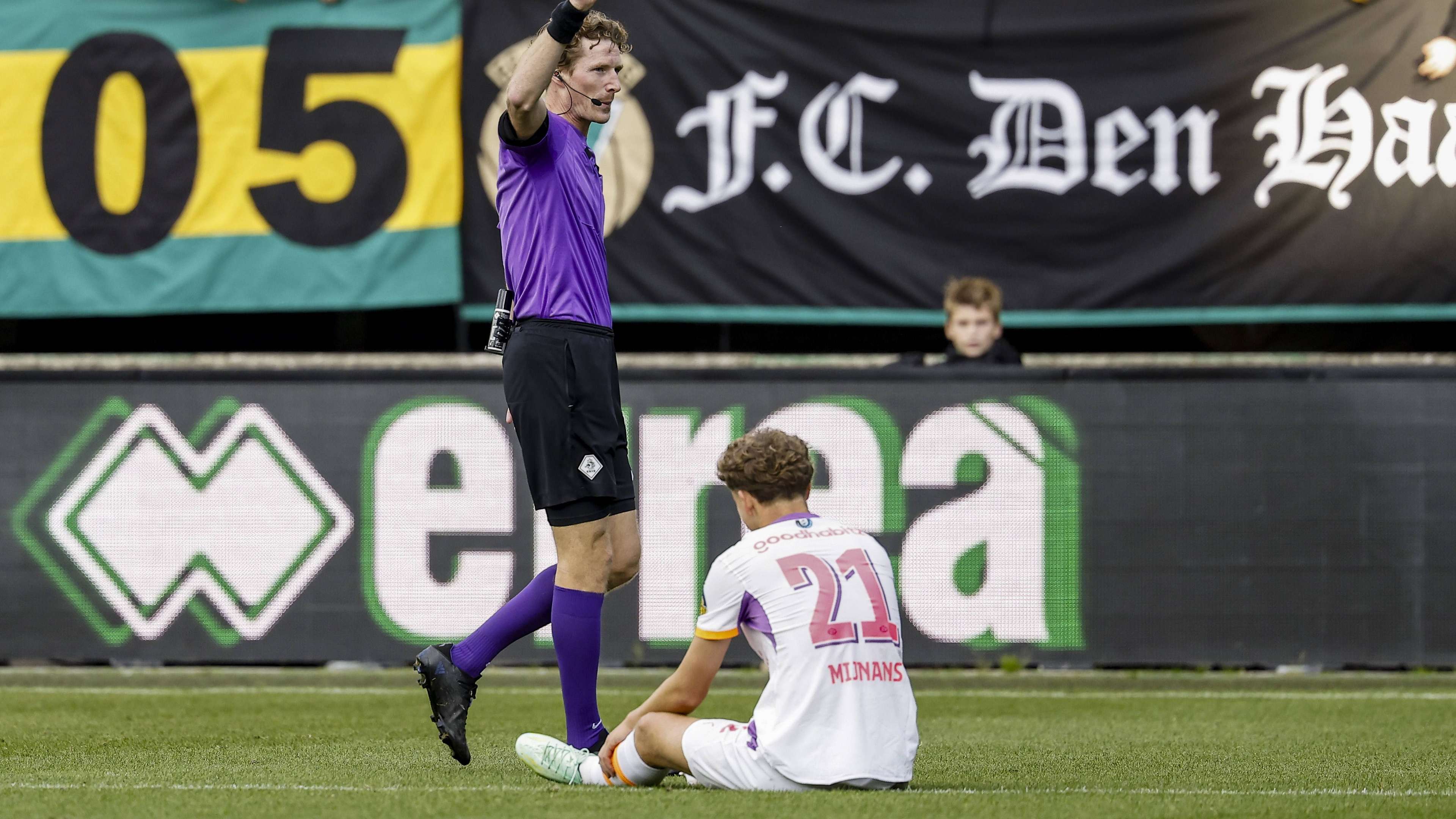 PSV lose to ADO Den Haag in final minute after Mijnans red card  