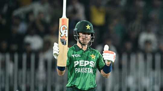 Sadaqat, Farhan thump Sri Lanka to give Pakistan 2-0 lead  